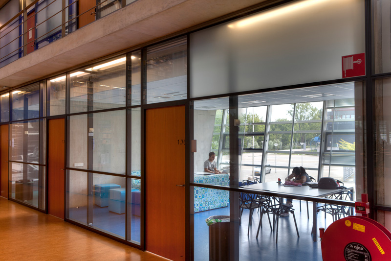 Delft, NL: TU Zentralbibliothek innen, Erdgeschoss (Mecanoo-Architekten 1998)